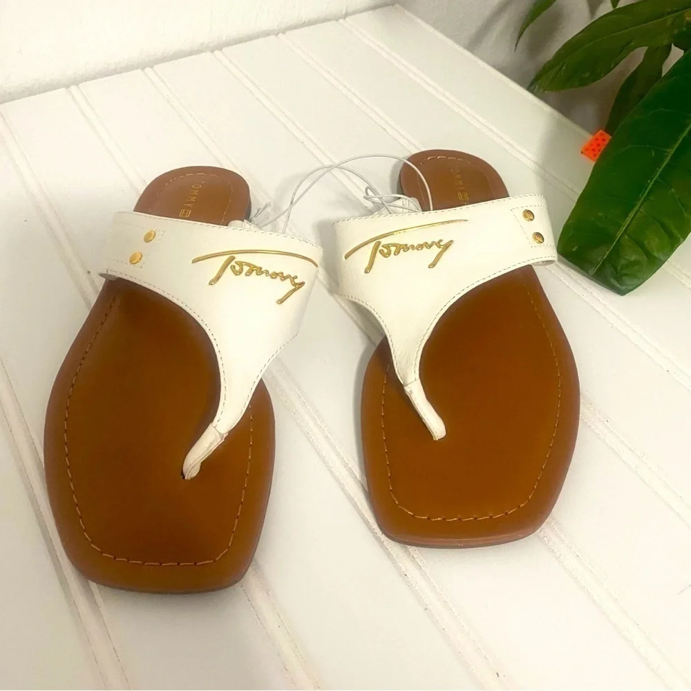 Tommy Hilfiger Women’s TWJELVINO-R Flip Flops Sandals with Gold Emblem Size 6M